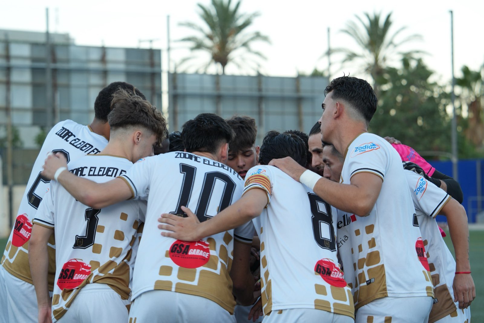 Jugadores de Zodiac Eleven en un corro antes del partido