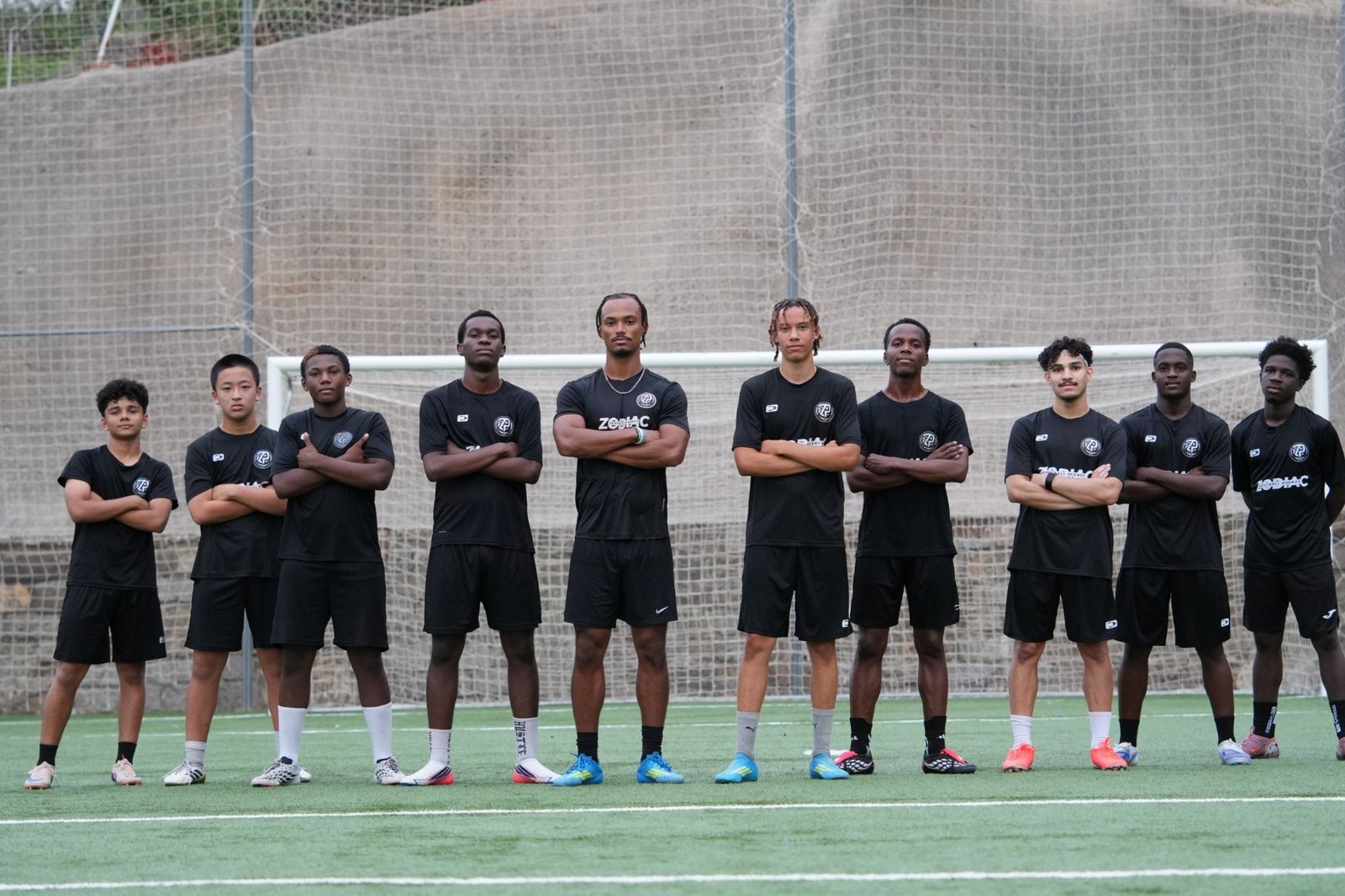 Plantilla de Zodiac Pro alineada en el campo de entrenamiento en Barcelona