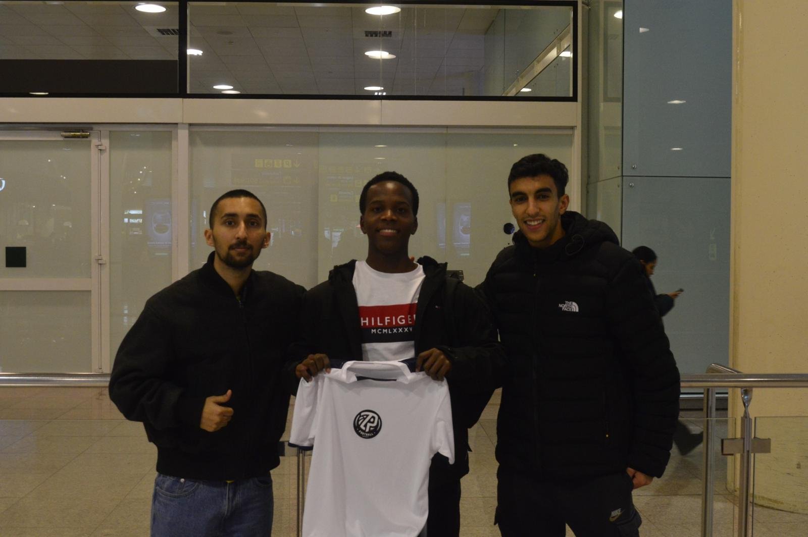 Equipo de Zodiac Pro recibiendo a un jugador en el aeropuerto