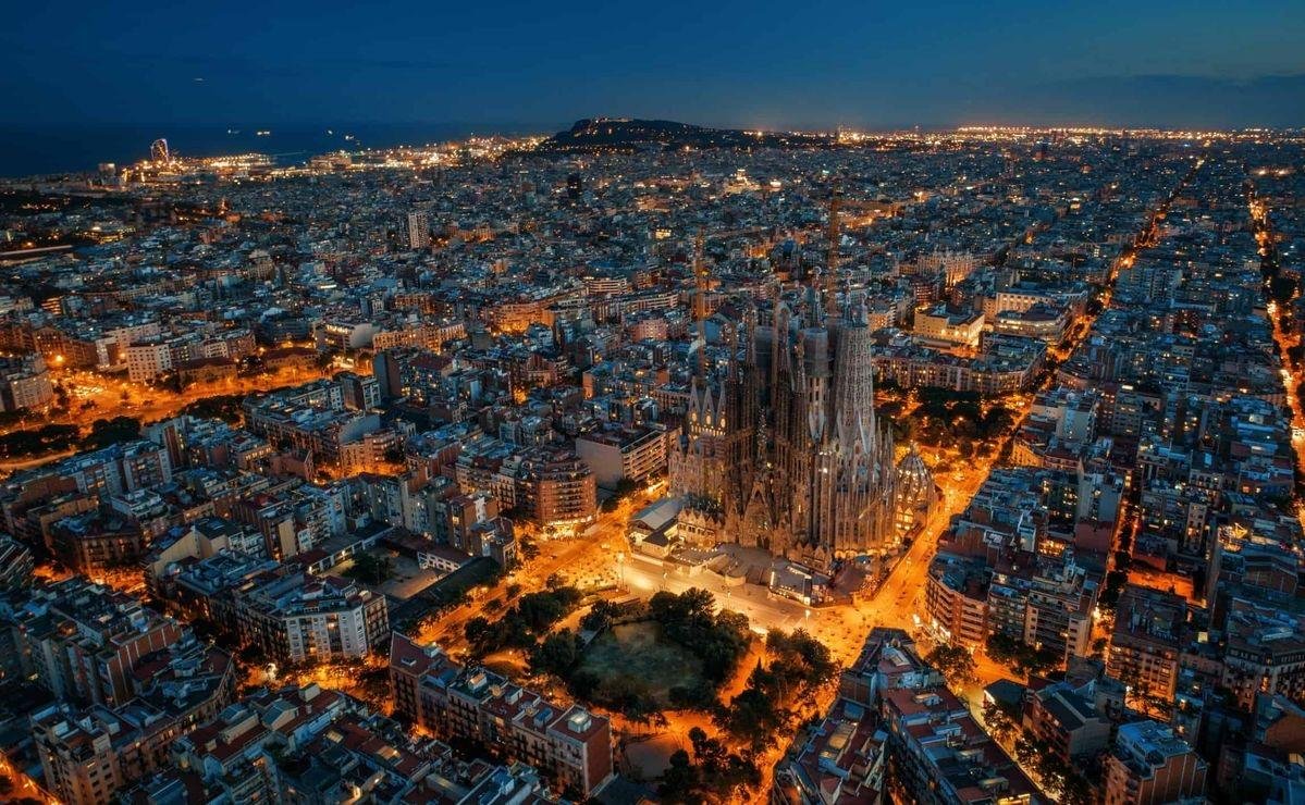 Skyline de Barcelona con la Sagrada Familia de noche