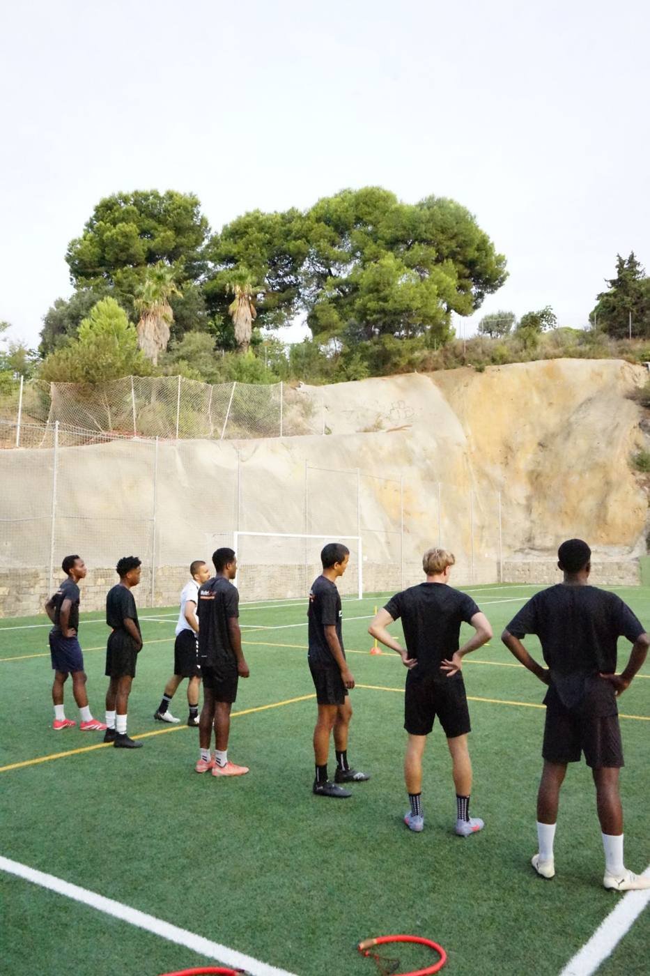 Jugadores de Zodiac Pro alineados durante una charla de entrenamiento