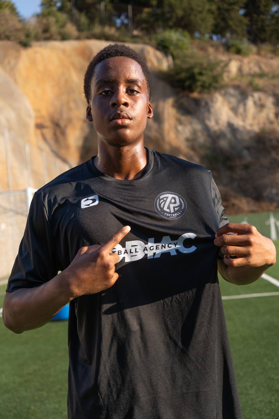 Jugador de Zodiac Pro señalando el escudo del club