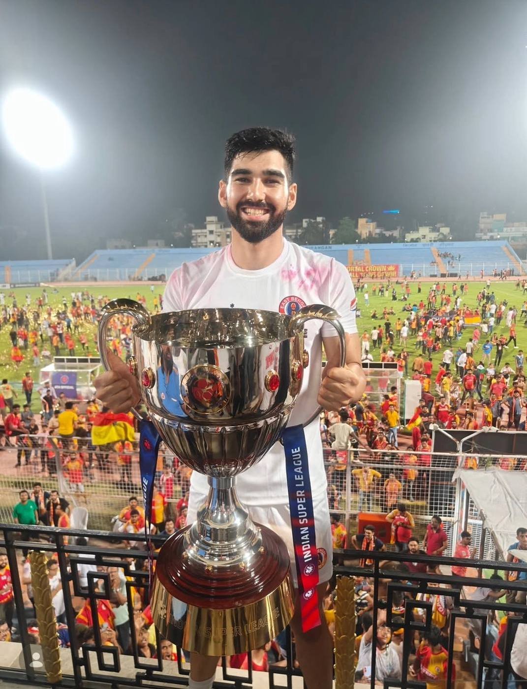Jugador de Zodiac Pro celebrando con un trofeo